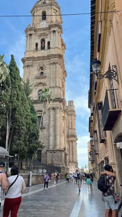 24 Tháp chuông vươn cao giữa con phố hẹp gợi ảnh châu Âu cổ điển với chi tiết kiến trúc thanh thoát và cổ kính