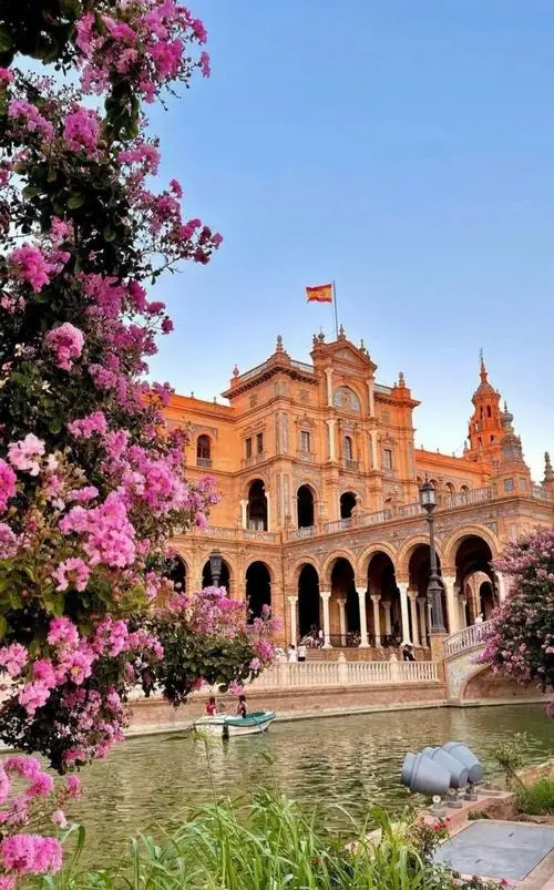 25 Quảng trường rực hoa và công trình cổ làm bật văn hóa Tây Ban Nha cùng không khí lễ hội đường phố nhẹ nhàng