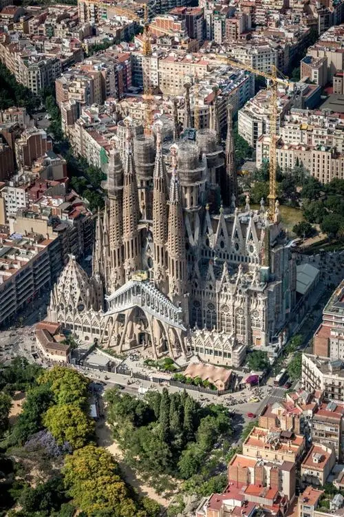 2 Toàn cảnh Sagrada Familia giữa Barcelona hiện lên nổi bật với chi tiết kiến trúc dày đặc và nhịp đô thị vây quanh rất cuốn mắt