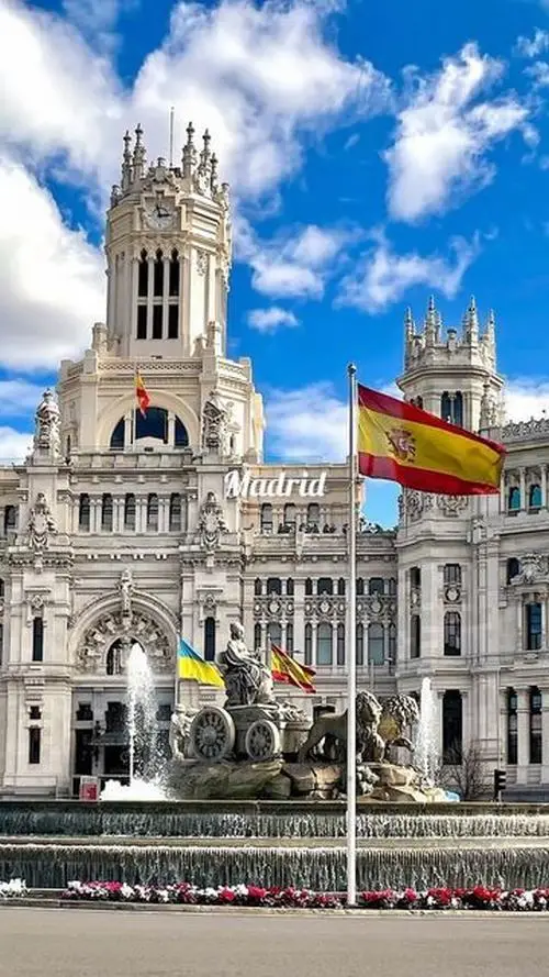 31 Mặt tiền cung điện nguy nga cùng quốc kỳ tung bay làm bật Madrid và yếu tố văn hóa trong bối cảnh trang trọng
