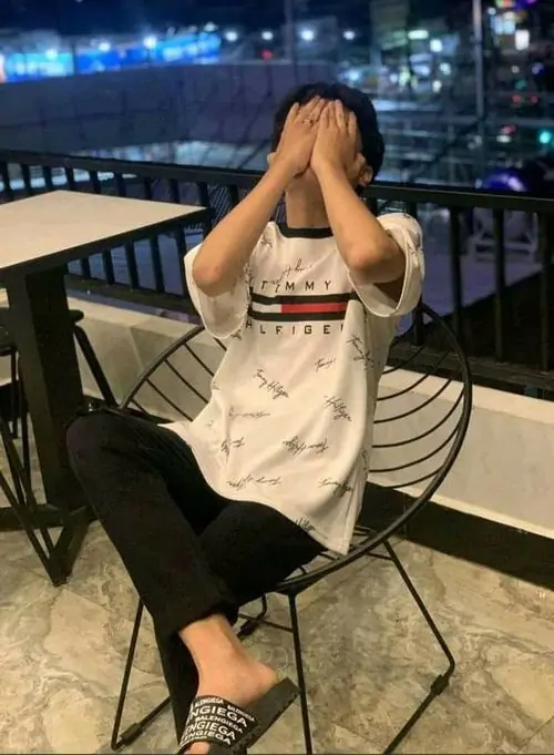 14 Bức ảnh hoodie boy Việt nhưng là áo thun trắng ngồi che mặt bằng tay ngoài ban công đêm thành phố sáng đèn. Thiếu niên nam trong phong cách giấu mặt bí ẩn toát lên biểu cảm cool ngầu và năng lượng thể thao của tuổi teen.