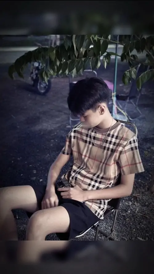 15 Chân dung hotboy với đồng phục học sinh caro ngồi trên cỏ đêm tối khoe xương quai hàm góc cạnh và chiều cao vượt trội. Nam sinh tuổi mới lớn Việt trong khoảnh khắc nam sinh năng động toát lên sự chuyển mình nam tính của trai đẹp 15 tuổi.