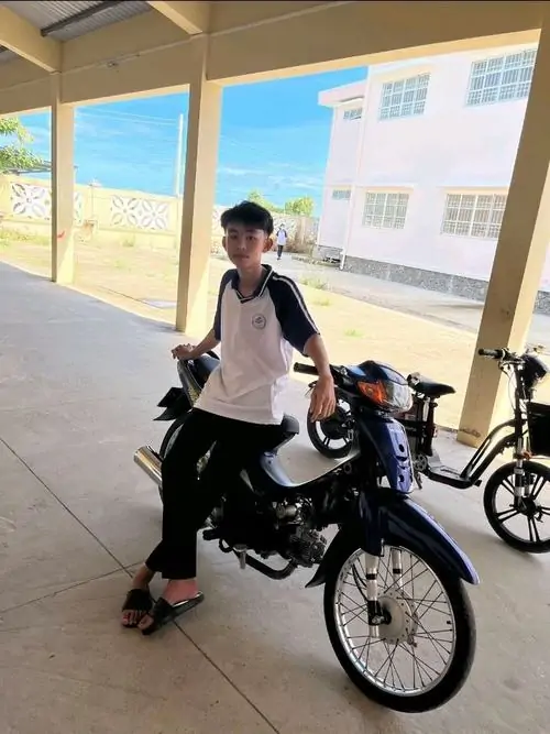 16 Khoảnh khắc thiếu niên nam trên xe máy với balo sau lưng ở sân trường khoe dáng vẻ năng động và phong cách cá nhân. Cậu chàng hot boy 2k11 trong ảnh thể thao tuổi teen toát lên năng lượng tràn đầy và nét thư sinh.