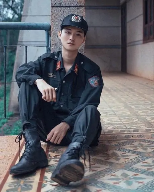 18 Nam sinh lớp 10 Việt Nam trong sự kết hợp thư sinh và thể thao với áo khoác tối màu ngồi khoanh chân trong nhà khoe gương mặt thanh tú. Cậu chàng khoe xương hàm bắt đầu vuông vức và kiểu tóc layer để tạo ảnh đại diện đa dạng.