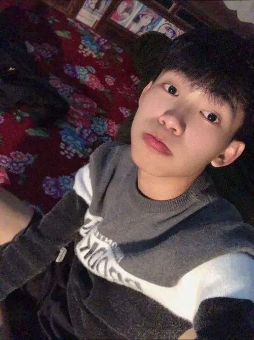 19 Khoảnh khắc thiếu niên với áo sweater xám trắng selfie đêm ngoài trời có đèn khoe làn da khỏe mạnh và nụ cười tự tin. Hotboy 2k11 trong phong cách giấu mặt nhẹ toát lên dáng vẻ khỏe khoắn và năng lượng tràn đầy của tuổi 15.