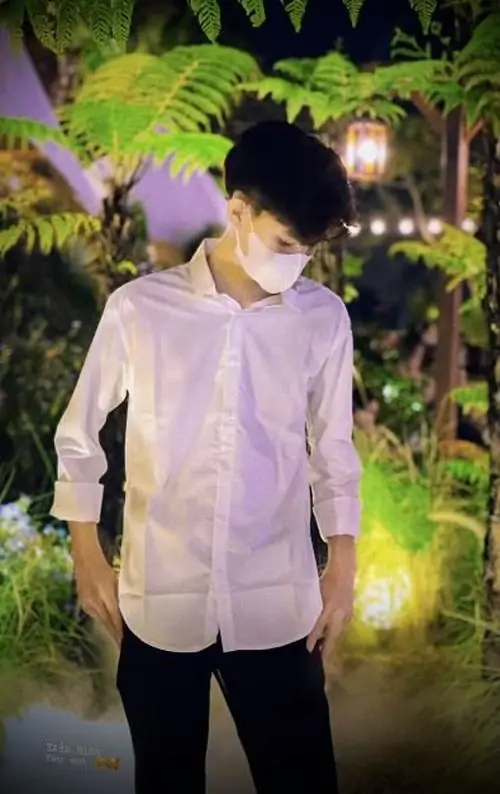 20 Thiếu niên nam trong áo sơ mi hồng ngoài trời với cây cối và đèn khoe chiều cao vượt trội và nét nam tính nhẹ. Cậu chàng trong chân dung teen boy 15 tuổi toát lên vẻ đẹp trong sáng và vibe học đường hiện đại đầy cuốn hút.