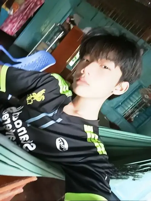 21 Chàng trai 2k11 với vẻ đẹp trong sáng và sự chuyển mình nam tính nhẹ đang pose tay lên đầu giữa vườn xanh. Cậu chàng mặc áo polo họa tiết khoe chiều cao cao lớn dẫn đến dáng vẻ nam tính hơn của trai đẹp 15 tuổi.