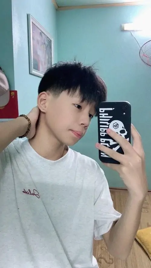 22 Ảnh trai đẹp nam sinh tuổi mới lớn Việt trong đồng phục học sinh hơi biến tấu khoe nụ cười tự tin và kiểu tóc layer gọn gàng khi selfie đeo mũ. Thiếu niên nam cao ráo Việt toát lên năng lượng thể thao dưới ánh nắng dịu.