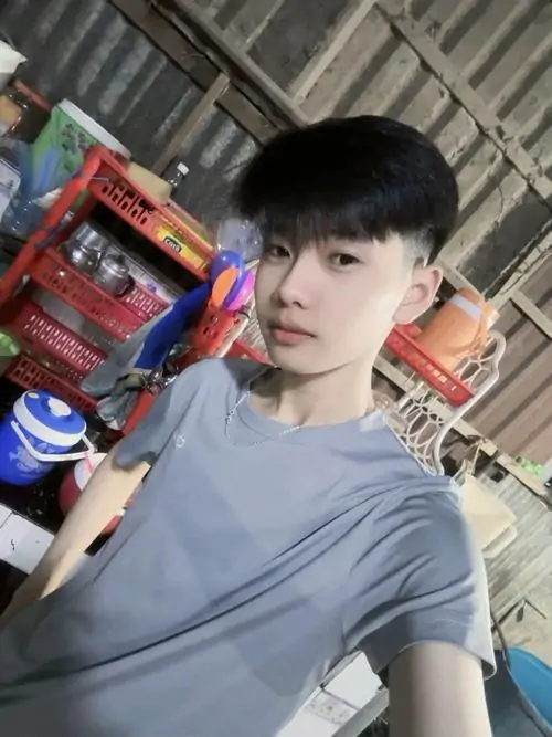 23 Bức ảnh nam sinh với độ tuổi 15 tuổi dẫn đến sự thay đổi hình thể rõ rệt trong áo caro cầm chai nước giữa không gian thoáng. Cậu chàng hot boy 2k11 khoe xương hàm góc cạnh và làn da khỏe mạnh tạo vibe học đường hiện đại.