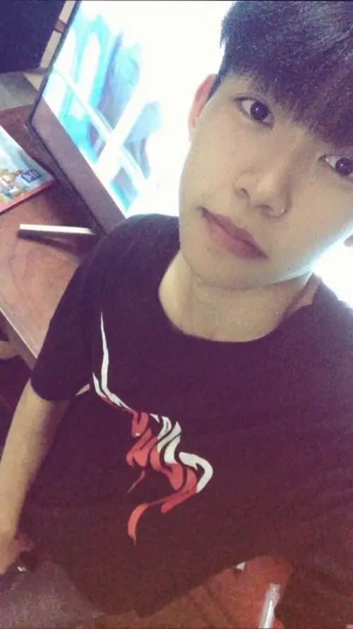 24 Thiếu niên nam trong khoảnh khắc nam sinh năng động với áo thun trắng graphic đứng giữa rừng cây che nửa mặt bằng mũ và khẩu trang. Cậu chàng khoe dáng vẻ khỏe khoắn và phong cách giấu mặt bí ẩn của hotboy 2k11.