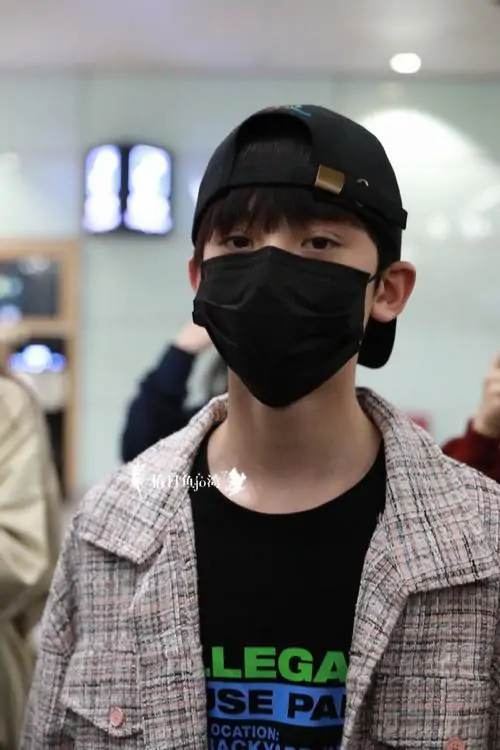 25 Hình ảnh chàng trai trai đẹp lớp 9 chuyển cấp với nét nam tính nhẹ và chiều cao nổi bật trong polo xanh chắp tay giữa sân trường. Nam sinh lớp 10 Việt Nam toát lên sự chững chạc ban đầu đầy cuốn hút.