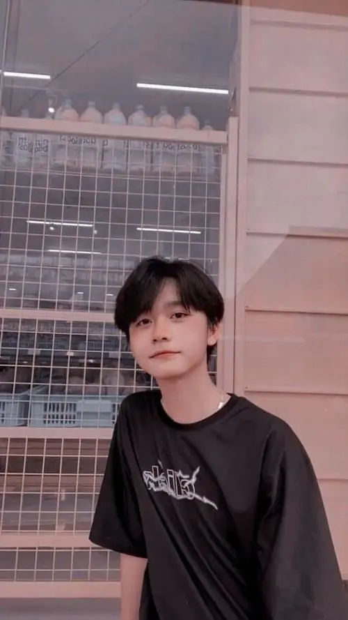 26 Chân dung hotboy với ánh sáng tự nhiên dẫn đến cảm giác tươi trẻ khi đứng tay bỏ túi trong sân trường áo polo xanh. Cậu chàng khoe xương quai hàm góc cạnh và kiểu tóc hiện đại tôn gương mặt của tuổi mới lớn.