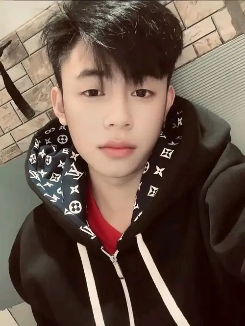 27 Chân dung hotboy trai đẹp 15 tuổi với áo caro ngồi cỏ đêm khoe xương quai hàm góc cạnh và chiều cao nổi bật. Nam sinh tuổi mới lớn Việt trong khoảnh khắc nam sinh năng động toát lên nét nam tính nhẹ.