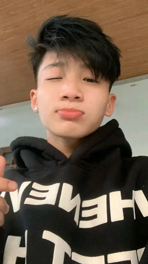 28 Nam sinh lớp 10 khoe nét thư sinh và chiều cao vượt trội trong áo thun trắng đơn giản đứng ngoài trời với biểu cảm tự nhiên. Cậu chàng trong bức ảnh hoodie boy Việt toát lên vẻ đẹp trong sáng của trai đẹp 15 tuổi.