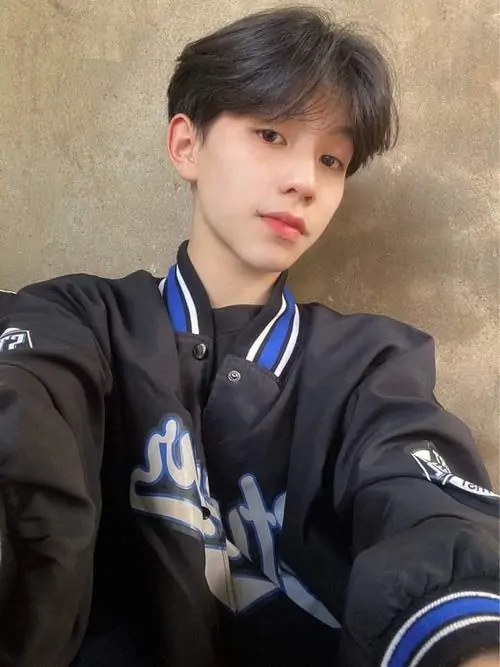 29 Hình ảnh chàng trai nam sinh lớp 10 Việt Nam với áo thun trắng lấp lánh ngồi trong phòng khoe nụ cười tự tin và kiểu tóc hiện đại tôn gương mặt. Cậu chàng toát lên năng lượng tràn đầy của tuổi teen.