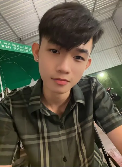 30 Khoảnh khắc thiếu niên nam trên xe máy balo sau lưng ở sân trường khoe dáng vẻ năng động và đồng phục học sinh. Cậu chàng hotboy 2k11 toát lên năng lượng thể thao và vibe học đường hiện đại.