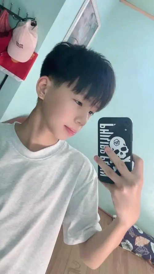 31 Bức ảnh nam sinh với áo thun trắng ngồi che mặt ngoài ban công đêm khoe biểu cảm cool ngầu và phong cách giấu mặt. Thiếu niên nam trong ảnh thể thao tuổi teen toát lên sự chững chạc ban đầu.