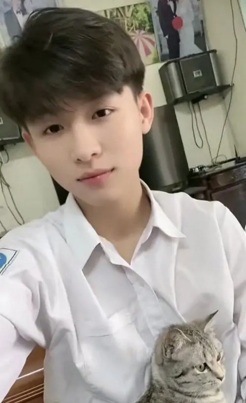 32 Bức ảnh nam sinh chàng trai 2k11 với áo khoác đen sọc trắng đứng sân cỏ đêm khoe chiều cao cao lớn dẫn đến dáng vẻ nam tính hơn. Thiếu niên nam cao ráo Việt toát lên biểu cảm cool ngầu.