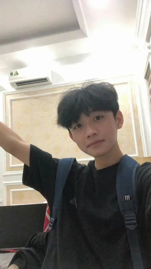 33 Khoảnh khắc thiếu niên hot boy 2k11 với áo sweater xám trắng selfie đêm khoe làn da khỏe mạnh và nụ cười tự tin ngoài trời có đèn. Cậu chàng toát lên vẻ đẹp trong sáng của tuổi mới lớn.