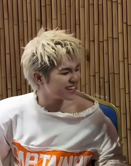 34 Thiếu niên nam trong áo sơ mi hồng ngoài trời cây cối đèn khoe chiều cao vượt trội và kiểu tóc layer gọn gàng. Cậu chàng hotboy 2k11 toát lên sự chuyển mình nam tính và vibe học đường hiện đại.