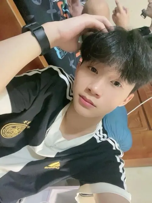 35 Ảnh trai đẹp chàng trai tuổi dậy thì muộn với mặt dán họa tiết đỏ trong áo sơ mi trắng selfie trong nhà khoe kiểu tóc layer gọn gàng. Thiếu niên nam cao ráo Việt toát lên sự chuyển mình nam tính nhẹ nhàng.
