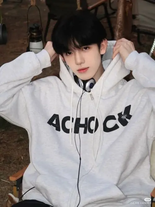 39 Bức ảnh nam sinh thiếu niên nam cao ráo Việt trong trang phục thể thao đỏ squat ngoài trời khoe năng lượng tràn đầy và dáng vẻ năng động. Hot boy 2k11 toát lên biểu cảm cool ngầu giữa không gian xanh.