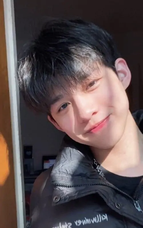 40 Nam sinh lớp 10 với áo khoác tối màu ngồi khoanh chân trong nhà khoe gương mặt thanh tú và sự kết hợp thư sinh và thể thao. Cậu chàng trong chân dung teen boy 15 tuổi toát lên phong cách cá nhân.