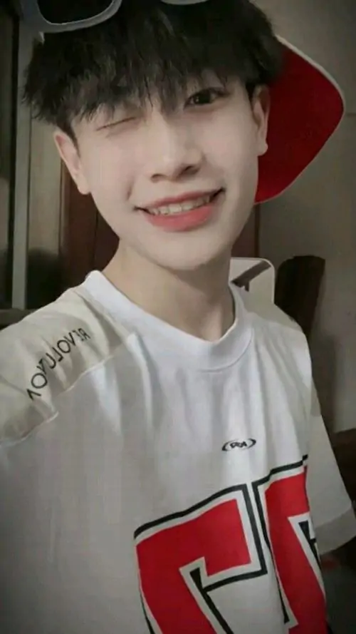 41 Khoảnh khắc thiếu niên hotboy 2k11 với áo hoodie ngồi ghế ngoài trời lúc chập tối khoe chiều cao đột phá lên 1m80 và phong cách giấu mặt bí ẩn. Nam sinh tuổi mới lớn Việt toát lên năng lượng thể thao.