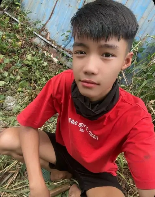 7 Bức ảnh nam sinh với sự chuyển mình nam tính và phong cách cá nhân dẫn đến ảnh đại diện đa dạng trong áo đỏ đang squat ngoài trời. Hotboy 2k11 khoe dáng vẻ khỏe khoắn và nụ cười tự tin giữa không gian thoáng.