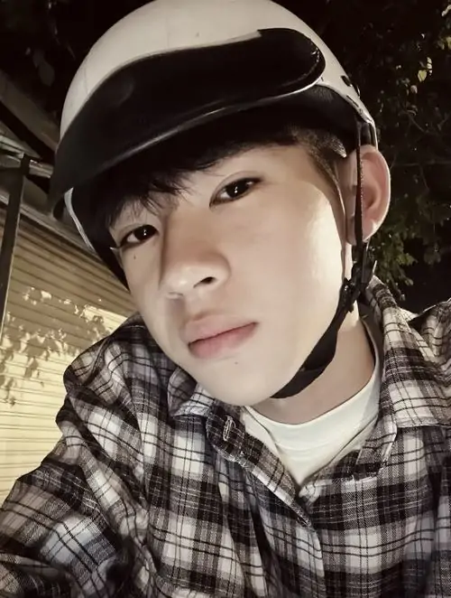 8 Khoảnh khắc thiếu niên nam trong áo sơ mi caro đeo mũ bảo hiểm selfie gần gũi với biểu cảm cool ngầu. Cậu chàng hot boy 2k11 khoe gương mặt thanh tú và làn da khỏe mạnh toát lên vibe học đường hiện đại của tuổi mới lớn.