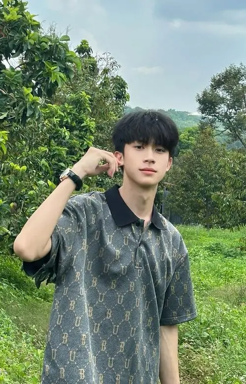 1 Ảnh trai đẹp nam sinh lớp 10 Việt Nam trong giai đoạn phát triển mạnh với gương mặt thanh tú và dáng vẻ năng động đang pose ngoài trời xanh mát. Cậu chàng mặc áo polo họa tiết khoe làn da khỏe mạnh toát lên vẻ đẹp trong sáng của trai đẹp 15 tuổi.