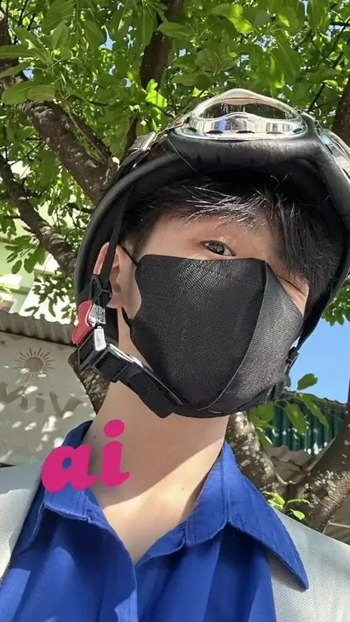 2 Chàng trai tuổi dậy thì muộn khoe xương quai hàm góc cạnh và kiểu tóc layer khi selfie đeo mũ bảo hiểm cùng khẩu trang đen che nửa mặt. Thiếu niên nam cao ráo Việt trong phong cách giấu mặt bí ẩn toát lên biểu cảm cool ngầu dưới ánh sáng tự nhiên.