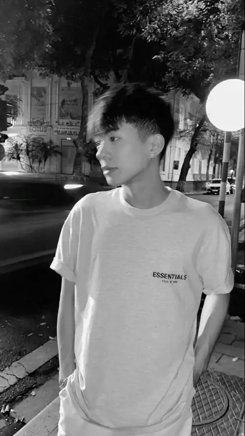 10 Thiếu niên nam cao ráo Việt trong hình ảnh nam sinh thể thao Việt Nam mặc áo thun trắng đơn giản đứng ngoài trời với biểu cảm tự nhiên. Cậu chàng khoe xương hàm góc cạnh và sự chững chạc ban đầu tạo cảm giác tươi trẻ cho ảnh đại diện.