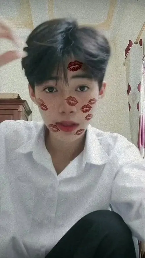 11 Ảnh trai đẹp với mặt dán họa tiết trái tim đỏ và nét nam tính nhẹ trong áo sơ mi trắng đang selfie trong nhà. Hotboy 2k11 khoe gương mặt thanh tú và kiểu tóc layer gọn gàng toát lên vẻ đẹp trong sáng của trai đẹp 15 tuổi.