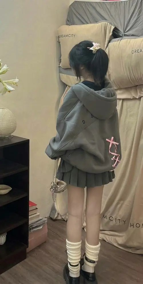 38 Gái đẹp quay lưng trên phố đêm với mái tóc dài suôn mượt làm màu sắc chủ đạo thêm dịu và cực sang ảnh