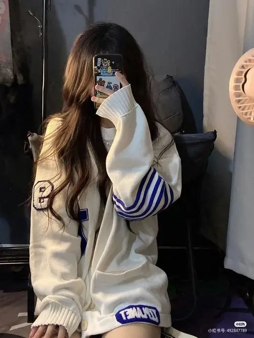 39 Nàng thơ cute đứng dưới nắng sớm che mặt bằng bó hoa nhỏ làm bức hình có gu và giàu tính thẩm mỹ