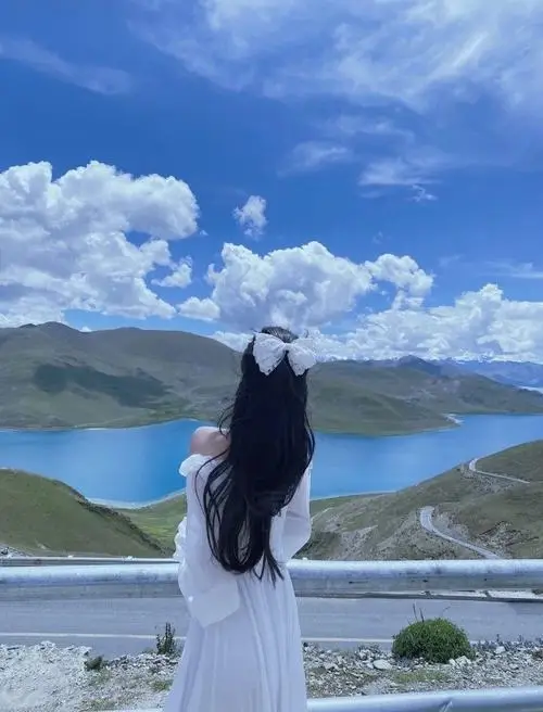 40 Mỹ nhân quay lưng giữa quán cà phê sáng cửa sổ khiến cảm xúc truyền tải nhẹ nhàng và rất hợp Pinterest