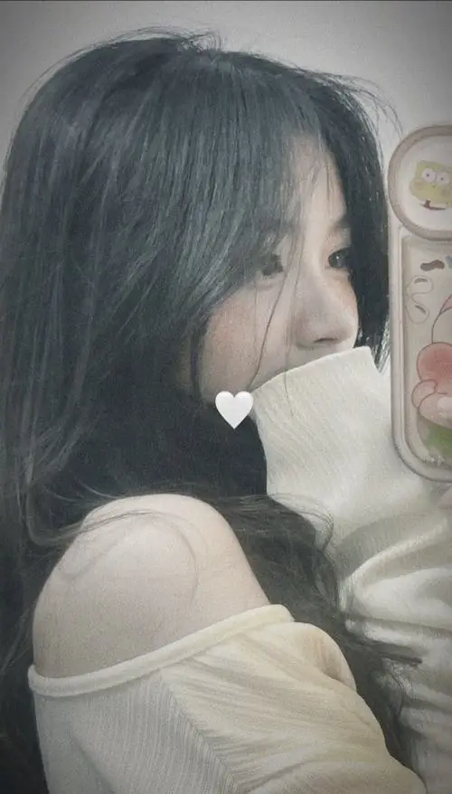 44 Gái xinh cúi đầu bên ghế gỗ để tóc phủ kín mặt làm độ bí ẩn tăng lên và vẫn giữ nét tinh tế