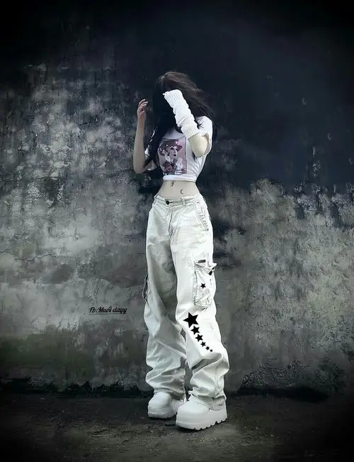 31 Mỹ nhân mặc áo trễ vai quay mặt đi để lộ xương quai xanh tạo phong cách hình ảnh vừa sang vừa mềm mại