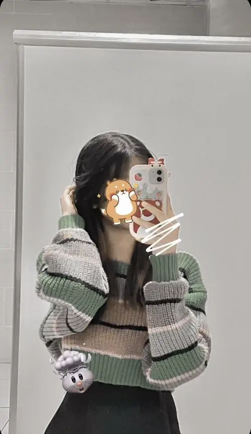 49 Ảnh quay lưng nữ của cô gái bên lan can đón ánh sáng tự nhiên làm tổng thể thẩm mỹ trông hài hòa và rất dễ chịu