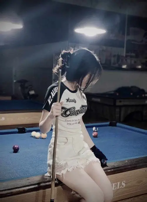 50 Gái xinh selfie trước gương che mặt bằng điện thoại khoe xương quai xanh nhẹ khiến khung hình thêm nổi bật và cuốn mắt