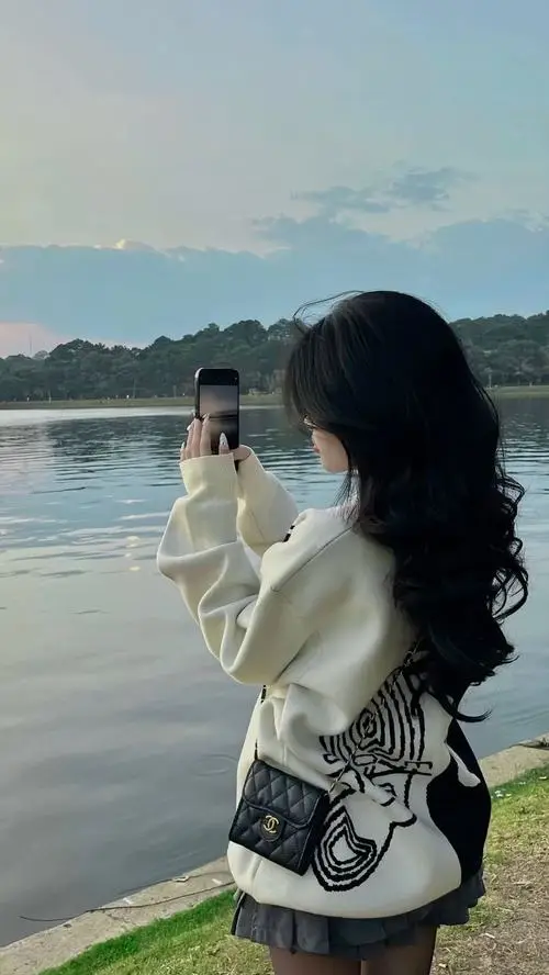 32 Thiếu nữ dễ thương trong ảnh chân dung nửa mặt dùng tay che má nhẹ làm bố cục khung hình gọn và tinh tế