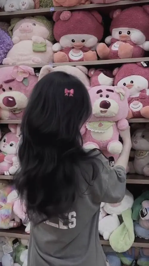 34 Nàng thơ cute ngồi cạnh gương soi cúi đầu che mặt bằng tay giúp bức hình không lộ danh tính nhưng vẫn cuốn