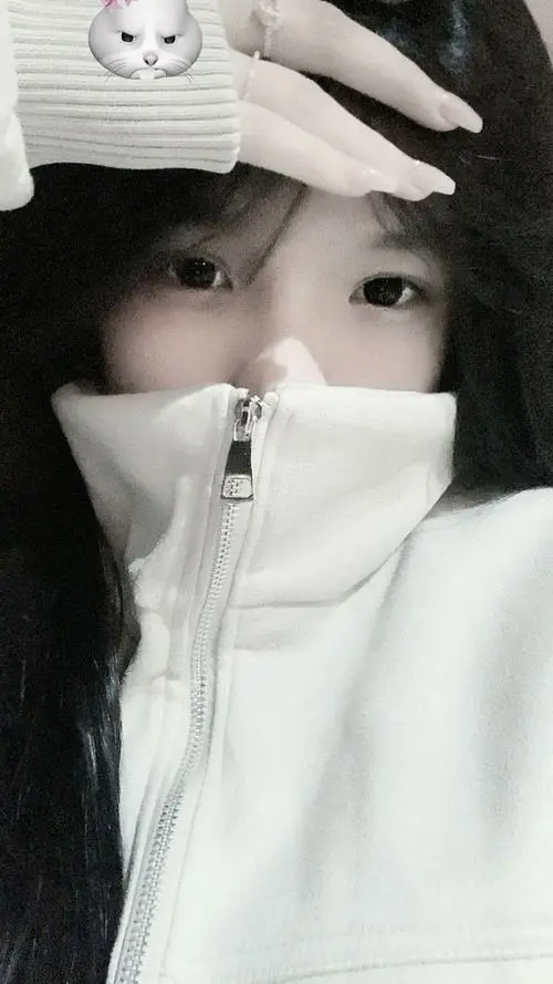 36 Cô gái quay lưng trước gương soi với váy ôm dáng tạo chất thời trang rõ nét và hợp đăng mạng xã hội