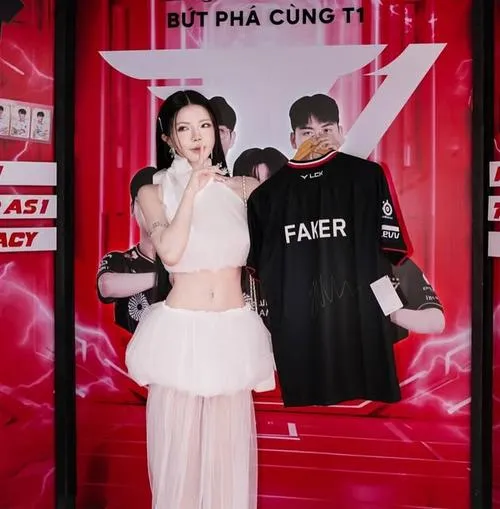 34 Ảnh nữ thần VCS mỉm cười dưới ánh đèn trường quay mang đến cảm giác ấm áp quyến rũ và đầy sức sống