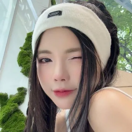 35 Ảnh Mai Dora trong khung hình chân dung làm rõ nét nữ tính cùng thần thái tự tin rất hợp phong cách hiện đại