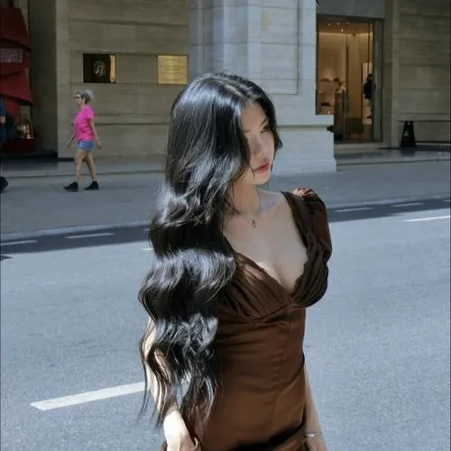 38 Ảnh Mai Dora quyến rũ trong bộ váy sáng màu gợi lên vẻ dịu dàng pha chút cá tính rất hợp bối cảnh trong nhà