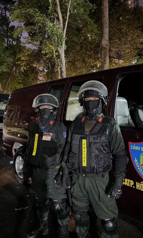 17 Mẫu ảnh cảnh sát cơ động trong trang phục tác chiến màu đen hiện đại với mũ bảo hiểm và công cụ hỗ trợ thể hiện sự chuyên nghiệp khi trấn áp tội phạm nguy hiểm giúp gìn giữ trật tự xã hội cho toàn cộng đồng.