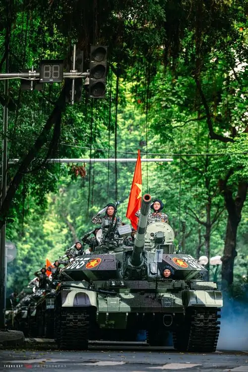 6 Chiếc xe tăng di chuyển giữa rừng cây xanh mướt trong một đợt tập trận cho thấy tinh thần sẵn sàng chiến đấu và tác phong chính quy của đơn vị cảnh sát cơ động dưới ánh sáng tự nhiên đầy sống động và chân thực.