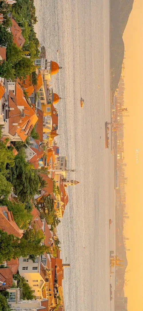 24 Ảnh bìa phố ven biển nhuộm nắng vàng hợp ảnh nền máy tính chất lượng cao với độ trung thực màu rất dễ chịu